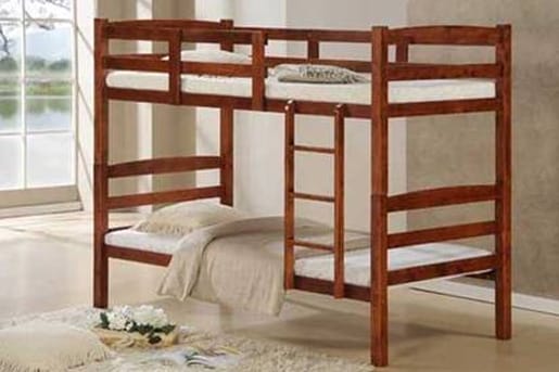 Stapelbedden Houten stapelbed met ladder in een compacte kamer, geschikt voor slaapzalen, hostels of gezinsaccommodaties