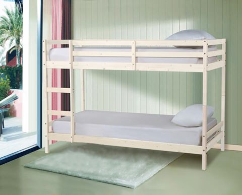 Stevig houten stapelbed met ladder en twee matrassen in een lichte slaapkamer.