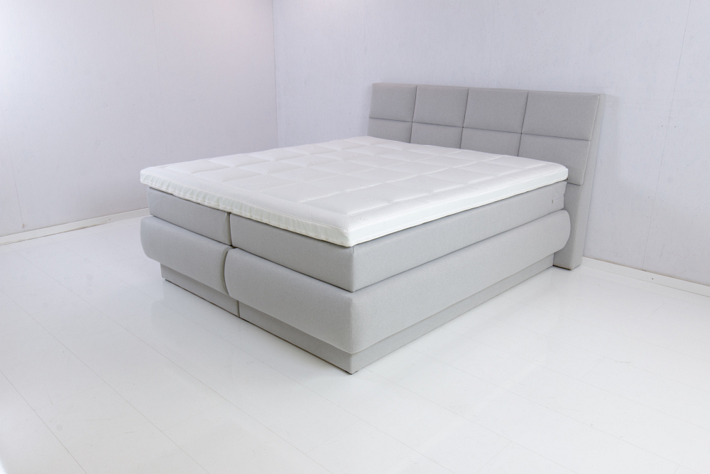 milieu vriendelijke matrassen Comfortabel modern milieu vriendelijke matrassen bed in lichte slaapkamer met strakke uitstraling