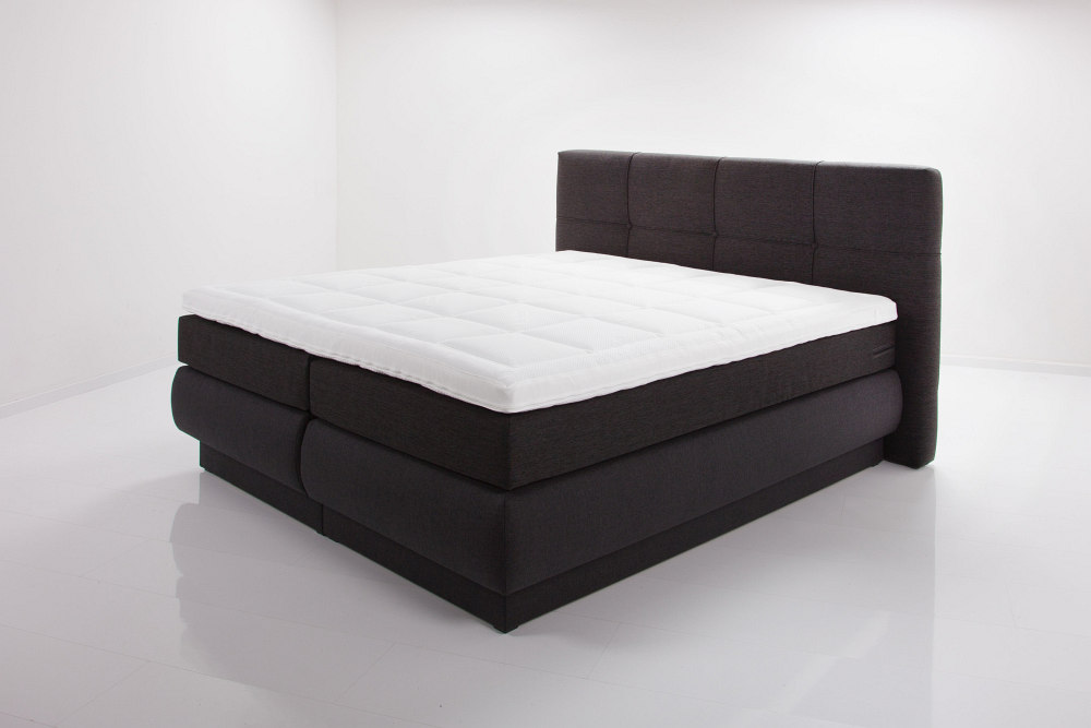 Donkerbruin zorgmatras met geïntegreerde incontinentie oplossing in moderne zorgomgeving