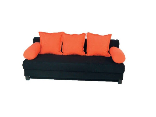 slaapbanken. Moderne zwarte bank met drie oranje kussens en twee cilindervormige armkussens.