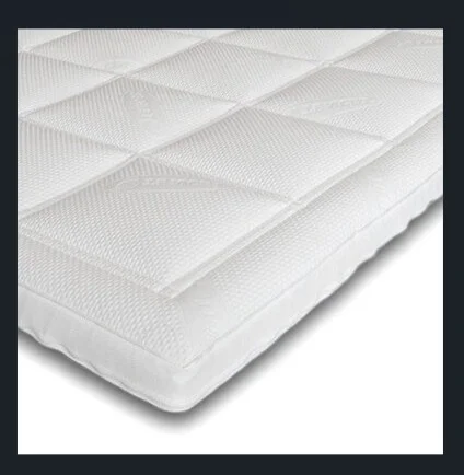 Wit topmatras met gewatteerde structuur en zachte afwerking.