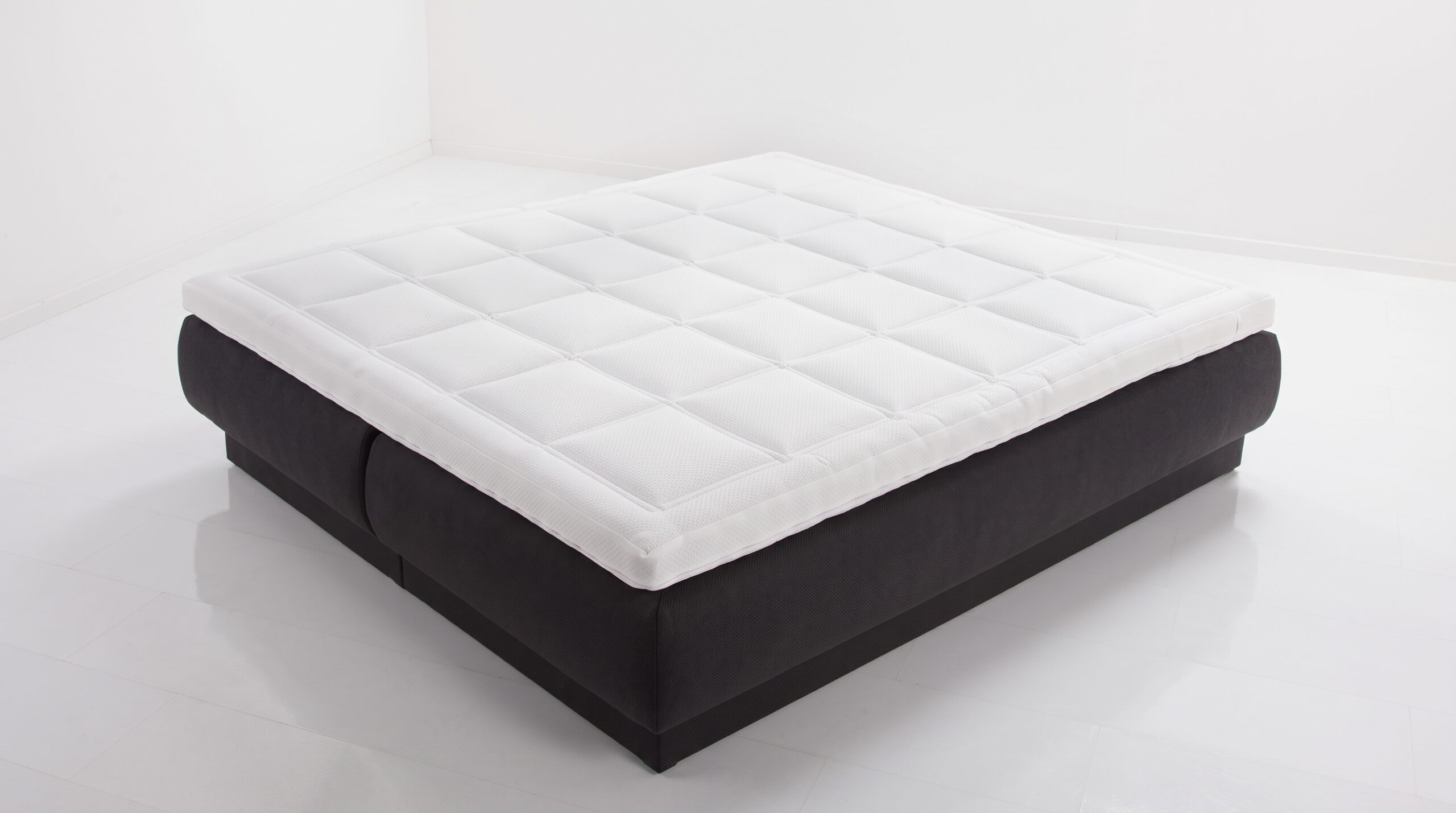 Witte Bremafa bodytop op een boxspring onderstel voor verbeterd ligcomfort in hotels en zorginstellingen.