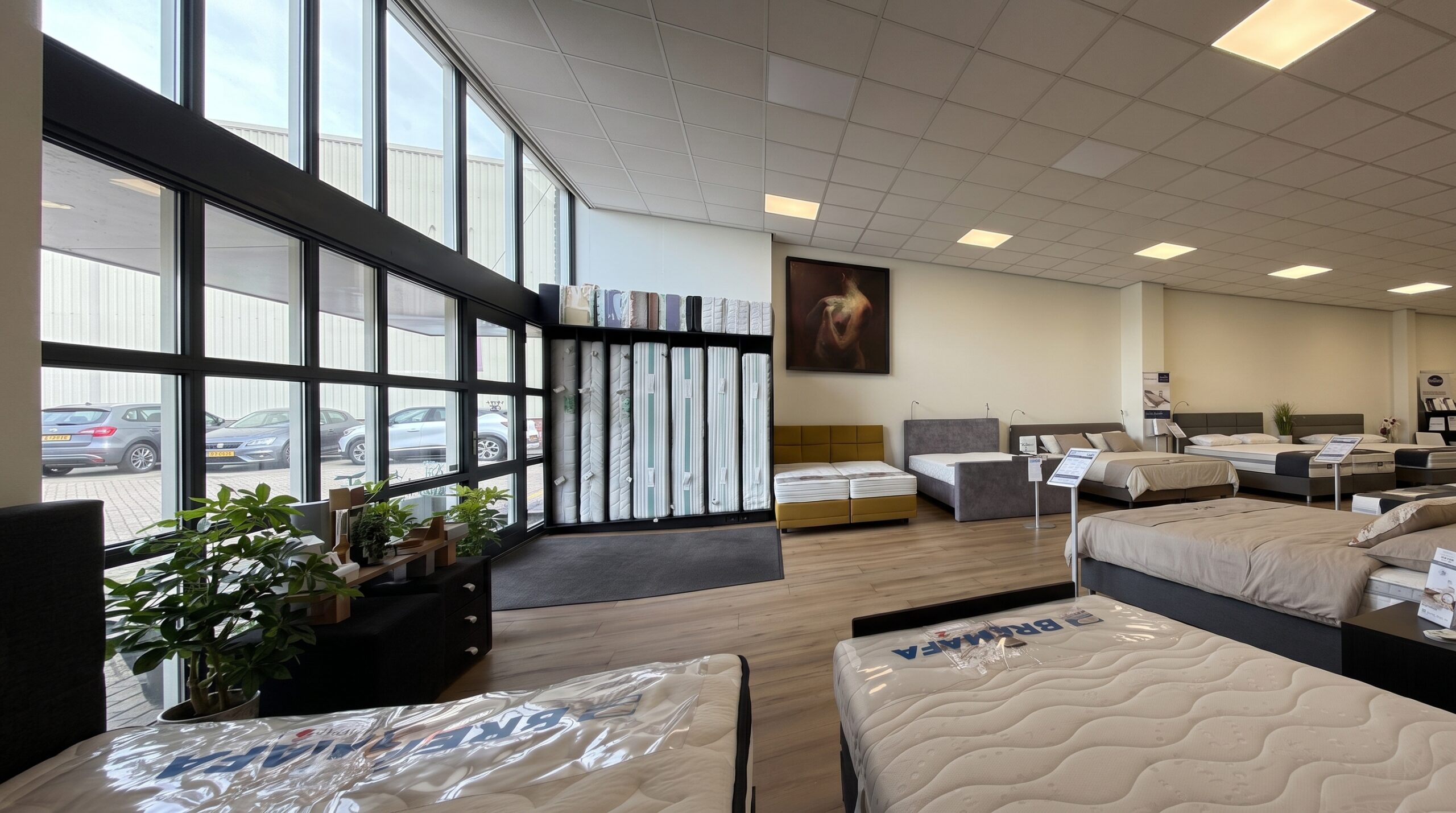 Overzicht van de Bremafa matrassen- en boxspringfabriek showroom met maatwerk opties voor wederverkopers.