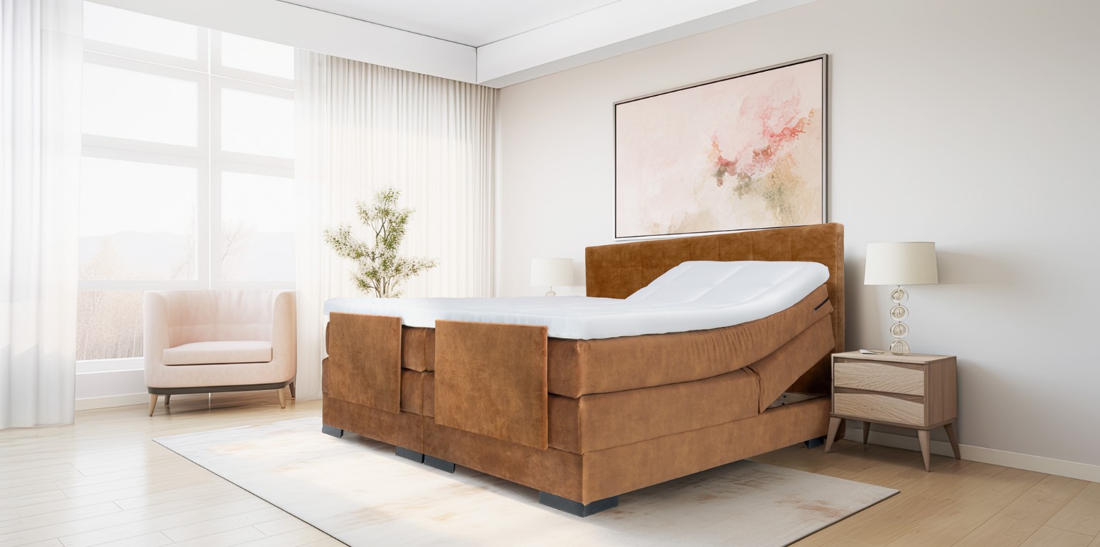 Elektrisch verstelbare boxspring met omhooggesteld hoofdeinde in een luxe, moderne slaapkamer.